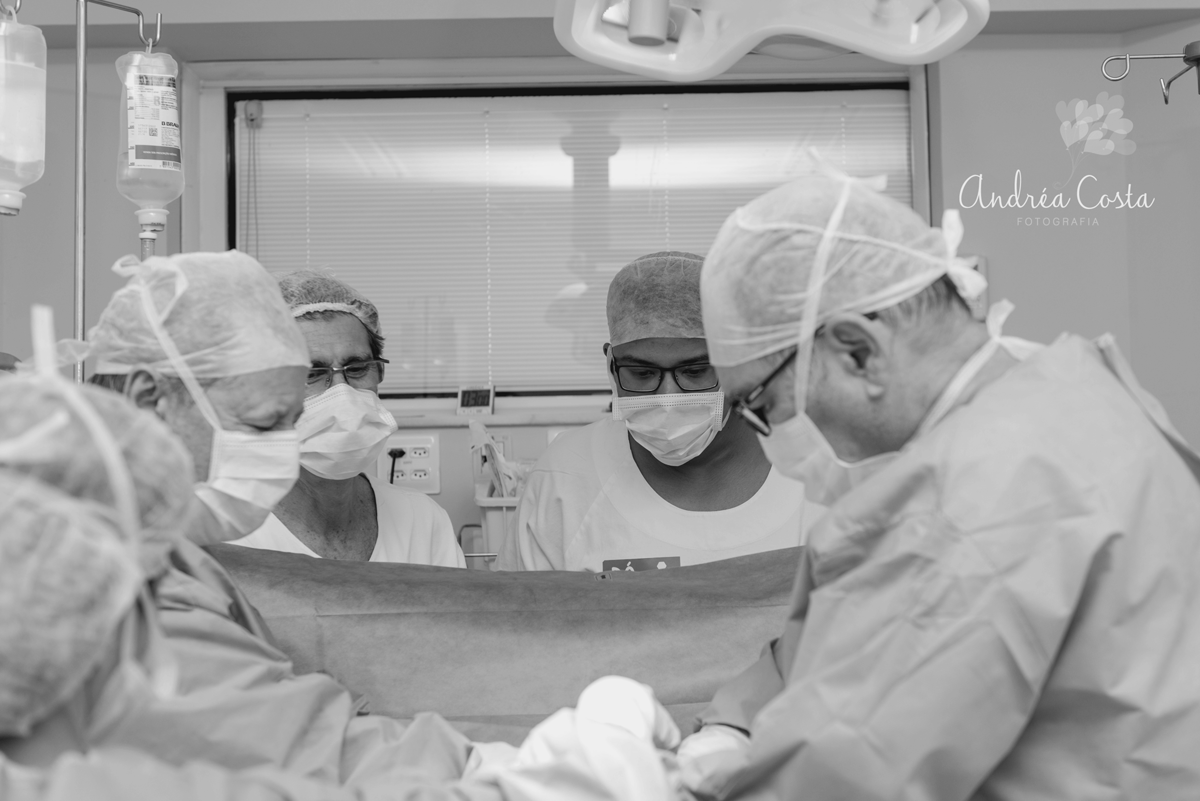 Equipe médica em parto cesárea na perinatal da Barra da Tijuca no RJ, por Andréa Costa