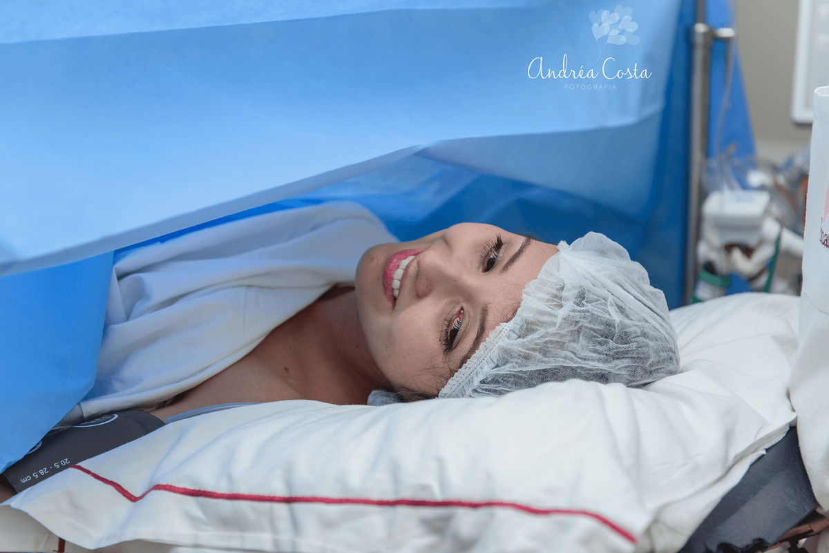 Mamãe sorrindo após o nascimento do seu filho Joaquim, por Andréa Costa
