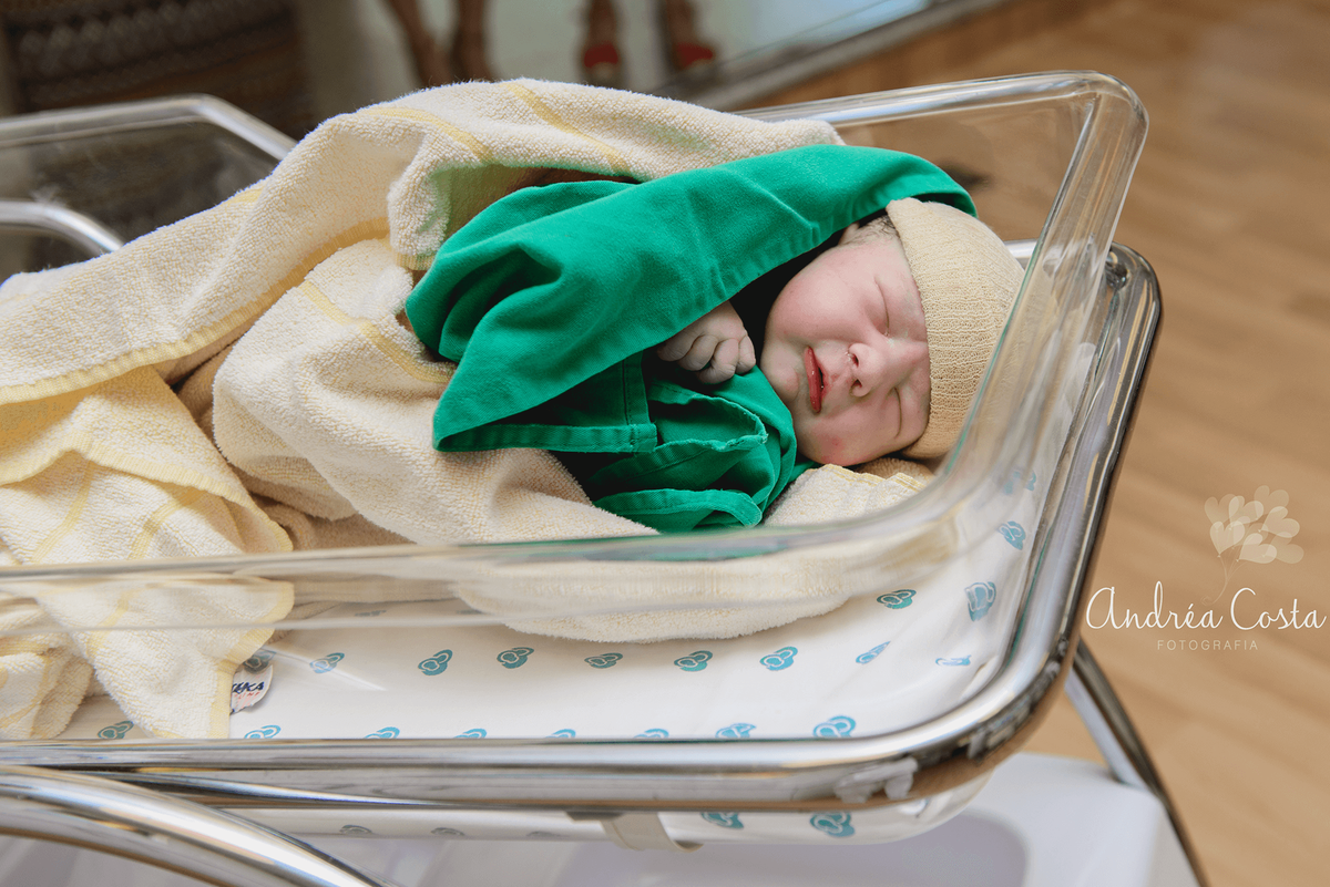 Joaquim em bercinho do berçãrio da perinatal da Barra da Tijuca RJ, por Andréa Costa