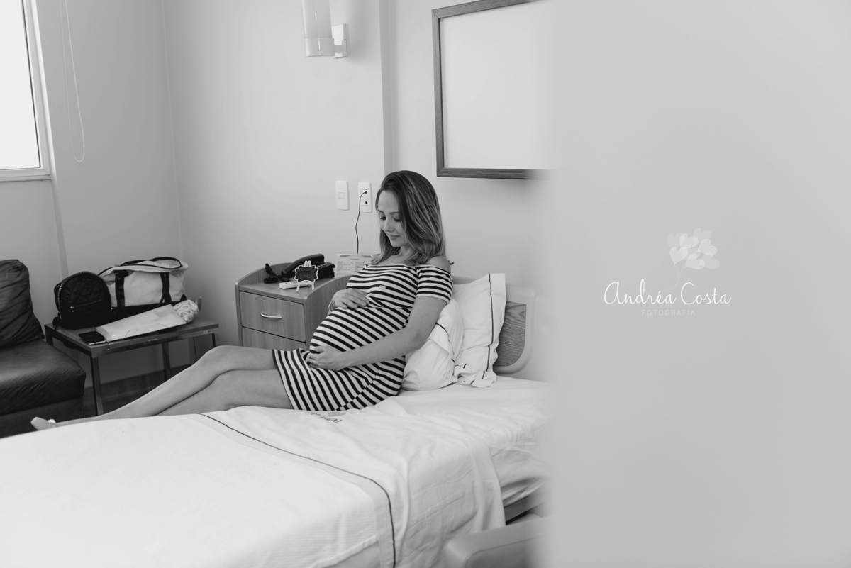 gestante deitada na cama da maternidade perinatal, esperando a chegada do Joaquim, por Andréa Costa