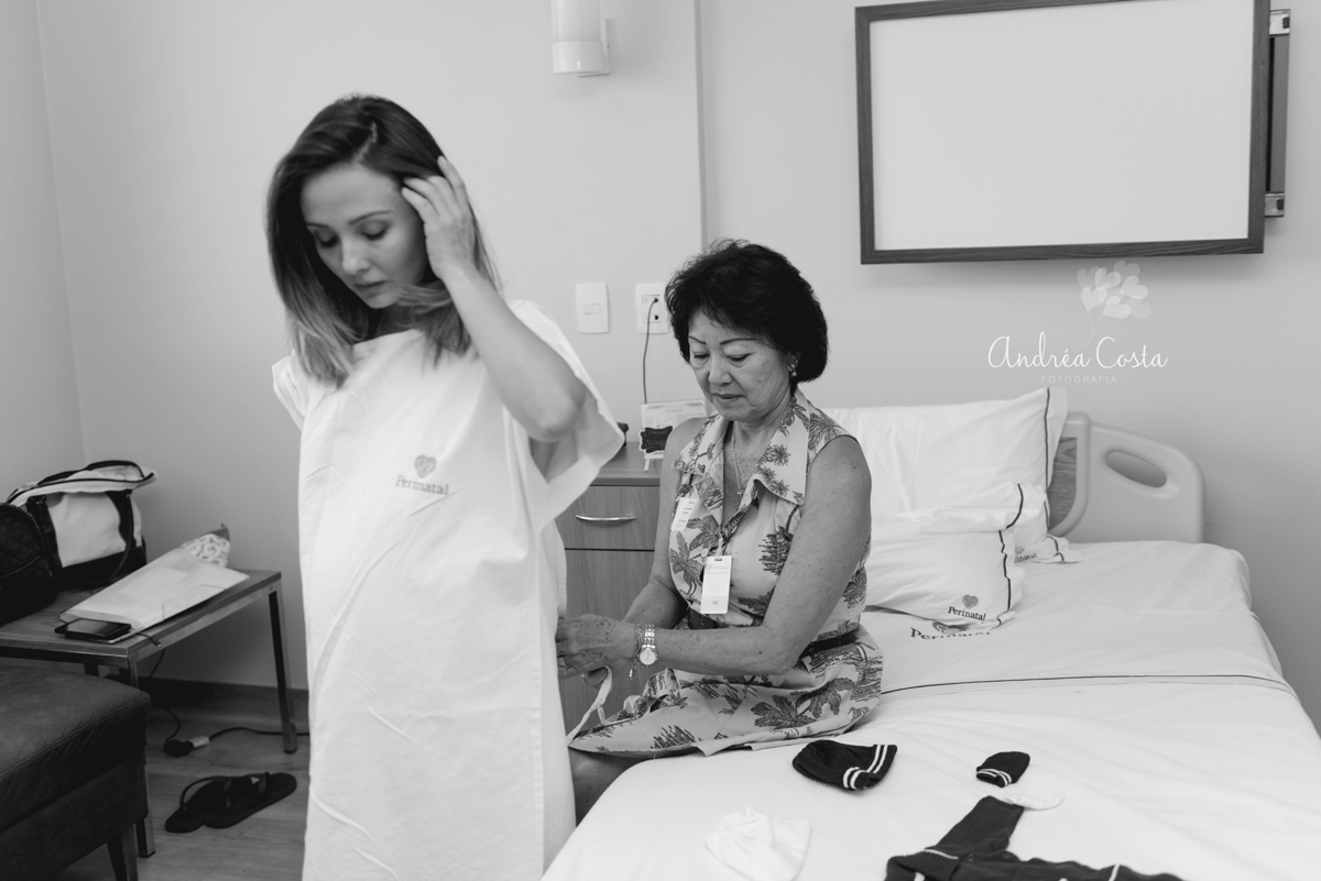Vovó ajudando a mamãe a colocar a roupa para a chegada do Joaquim, por Andréa Costa