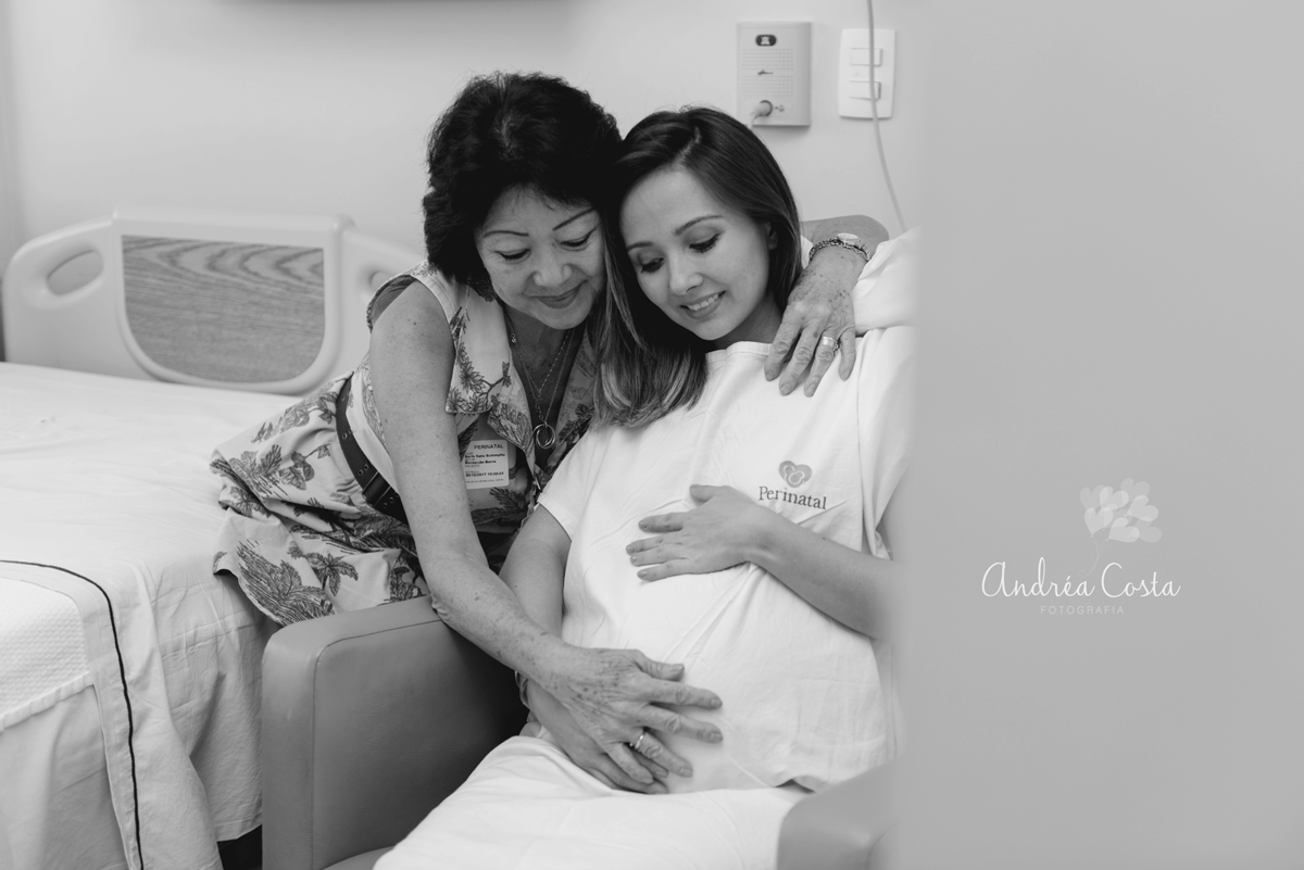 Mãe e filha abraçadas em foto preto e branco, aguardando no quarto da maternidade Perinatal na Barra da Tijuca, por Andréa Costa