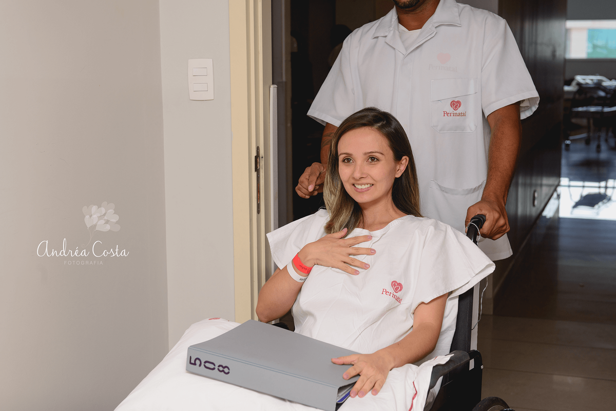 Gravida sendo levada para o centro cirúrgico da maternidade perinatal da Barra da Tijuca RJ, por Andréa Costa