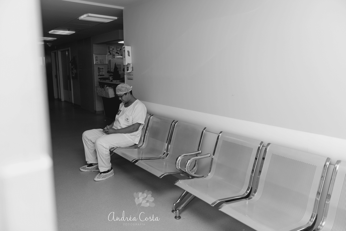 papai esperando ser chamado para o centro cirúrgico para ver o nascimento do seu filho Joaquim, por Andréa Costa