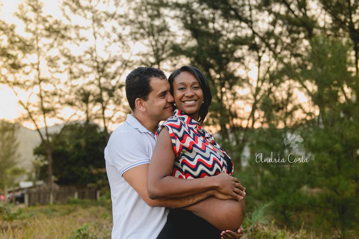 Casal abraçado em ensaio gestante na praia do Grumari no Rio de Janeiro, por Andréa Costa