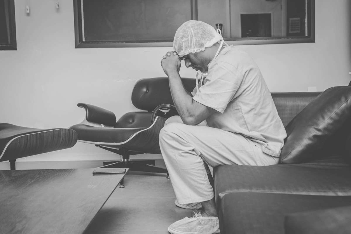 Papai ansioso aguardando na sala de espera da maternidade Oeste Dor, Rio de Janeiro, RJ, por Andréa Costa