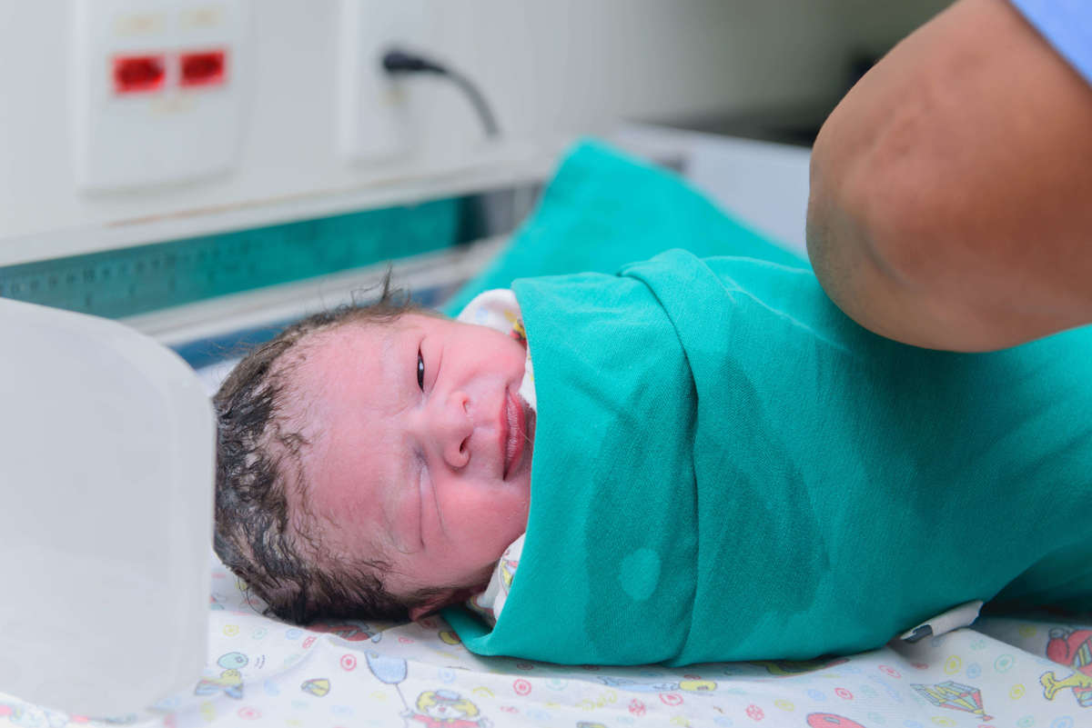 Bebê pronto para medir e pesar no berçário da Oeste Dor, por Andréa Costa