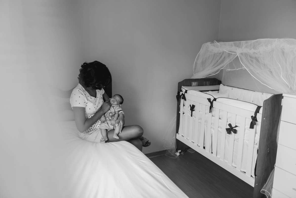 mamãe e bebê no quartinho fotografia life style, por Andréa Costa