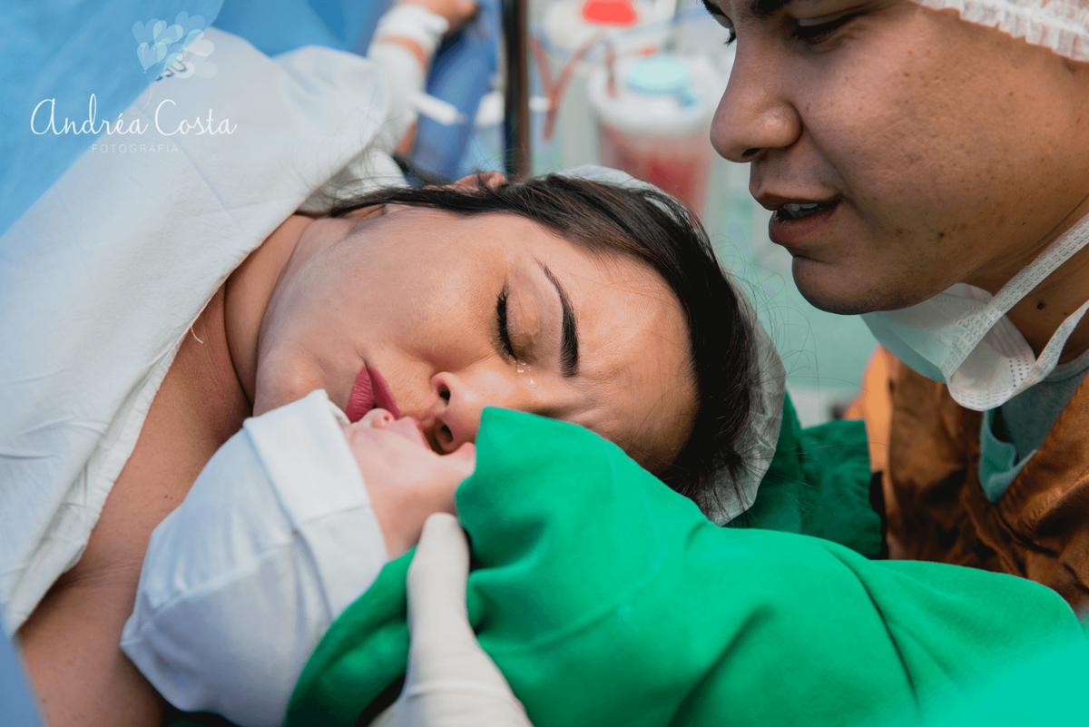 Primeiro beijo de mãe e filho sob o olhar do Papai, por Andréa Costa