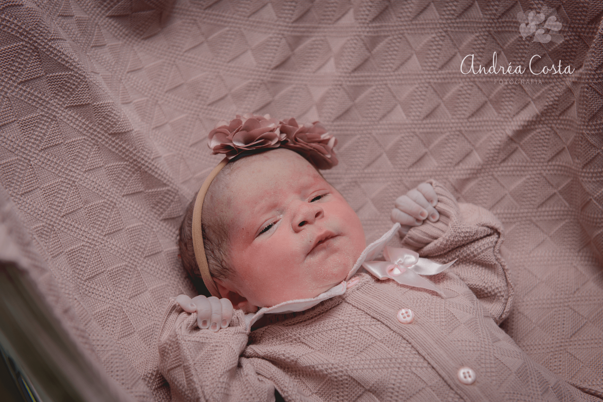 recém nascido de laço na manta rosa no berçário da Perinatal, por Andréa Costa