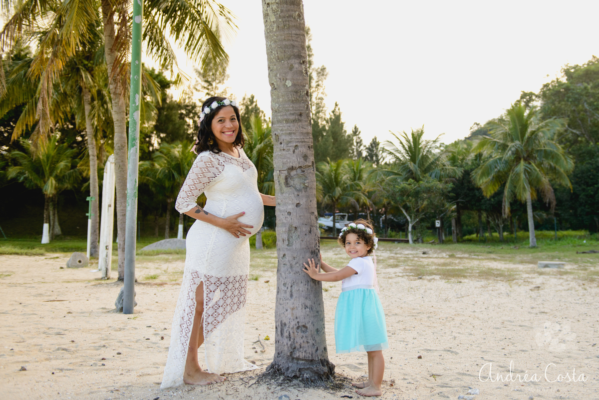 Gestante com a filha com as mãos na árvore na praia de Sahy em Mangaratiba, por Andréa Costa