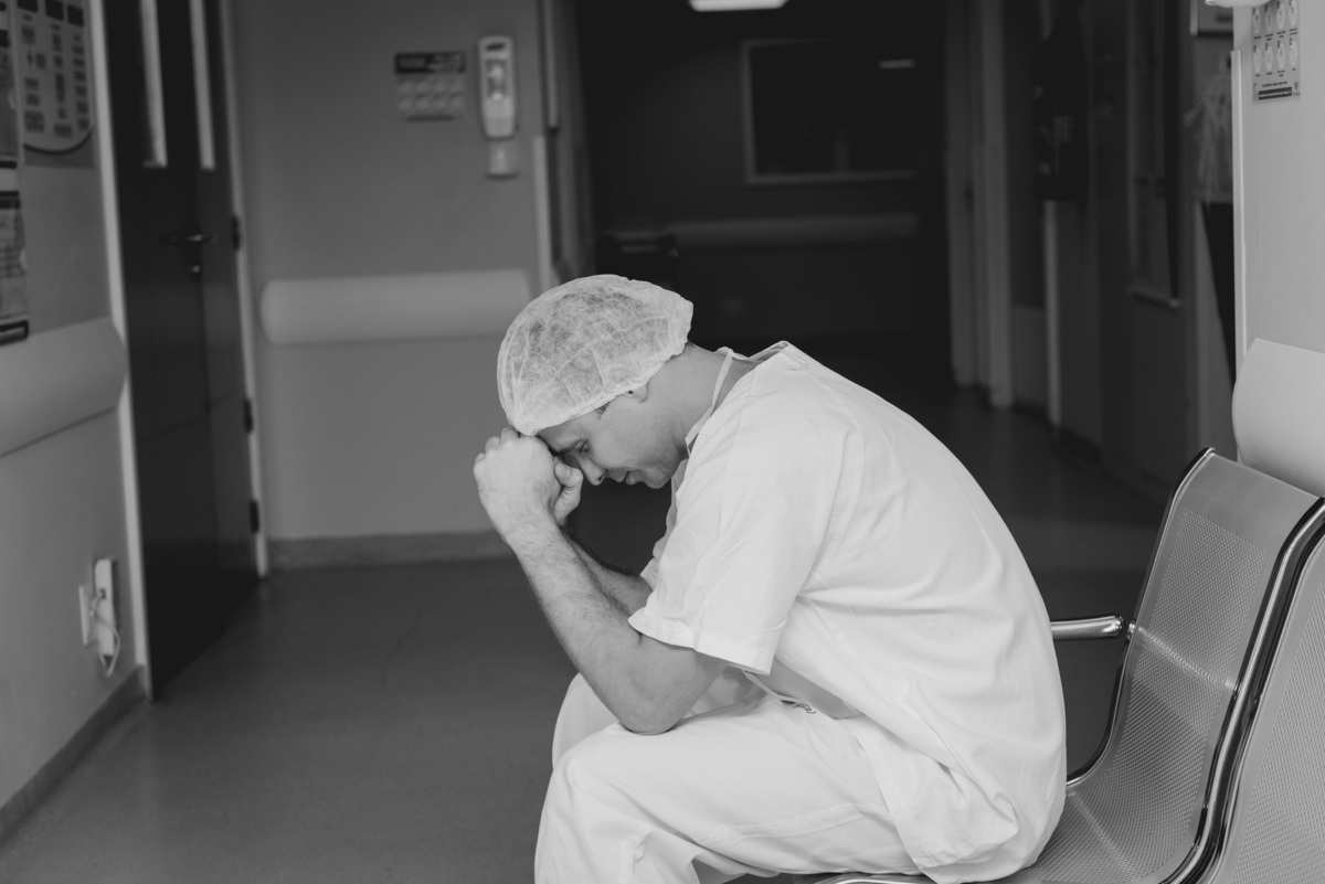 pai fazendo oração antes de entrar no centro cirúrgico da perinatal da barra da tijuca, por Andréa Costa