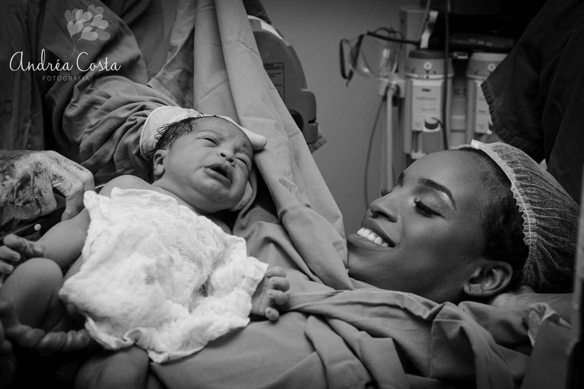 mamãe vendo o seu filho pela primeira vez após o nascimento, por Andréa Costa