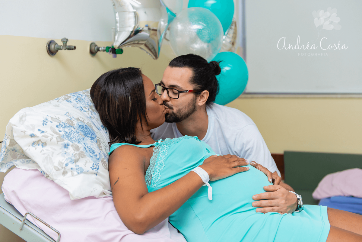 casal se beijando no quarto do hospital no Rio de Janeiro, por Andréa Costa