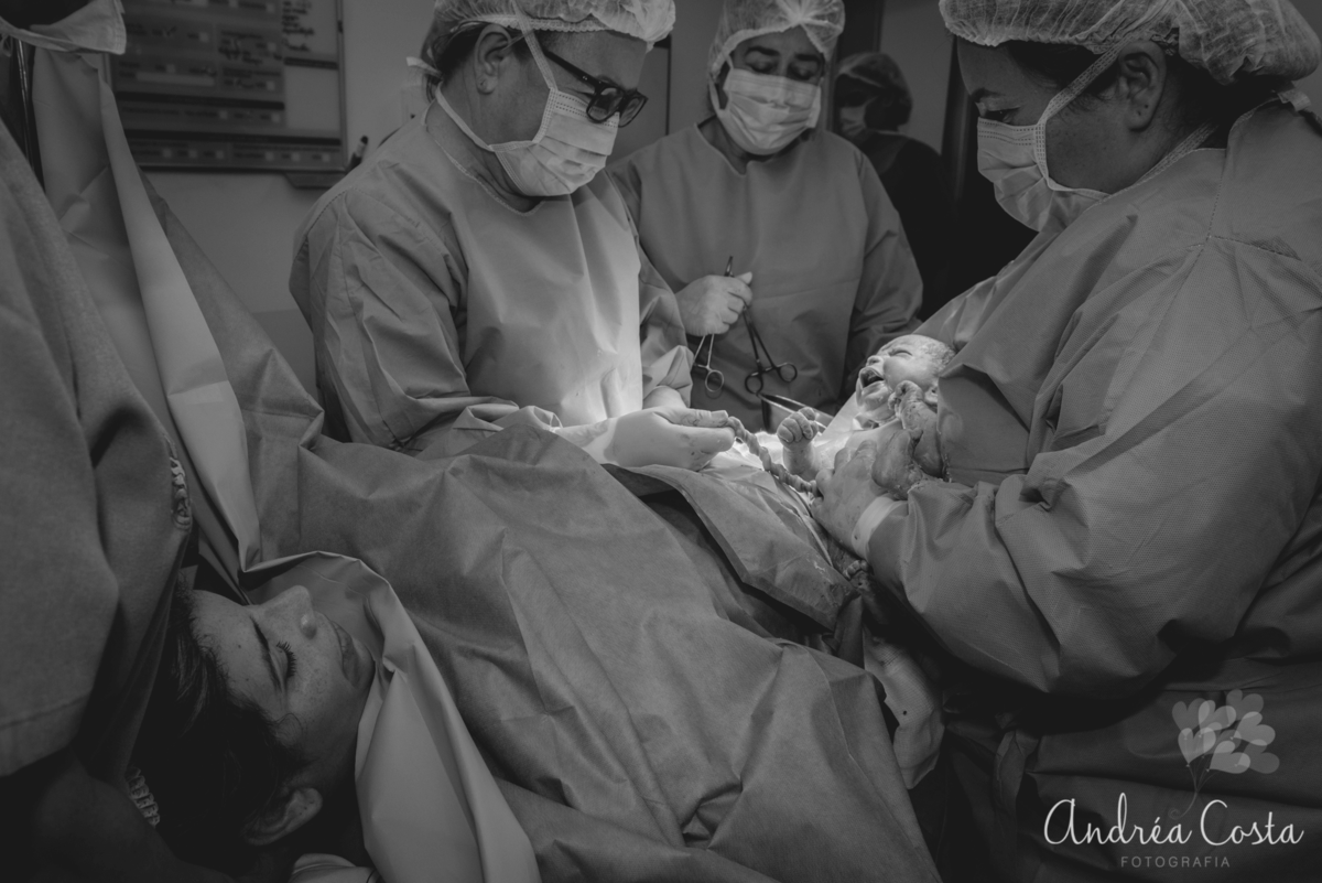 foto em preto e branco do nascimento do theo em lindo parto cesarea, por Andréa Costa