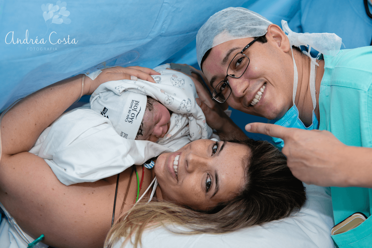 fotografia dos pais com o filho na maternidade são jose localizado no Rio de Janeiro, por Andréa Costa
