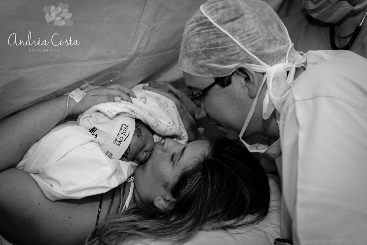 mãe beijando o filho após o nascimento na maternidade São Jose no Rio de Janeiro, por Andréa Costa