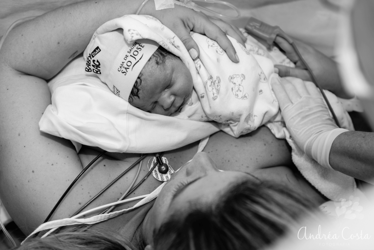 mamãe segurando bebe recém nascido após o nascimento, por Andréa Costa