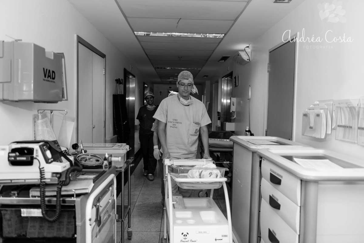 Pai levando o bebê recém nascido para o berçário da maternidade São José no Humaitá, por Andréa Costa