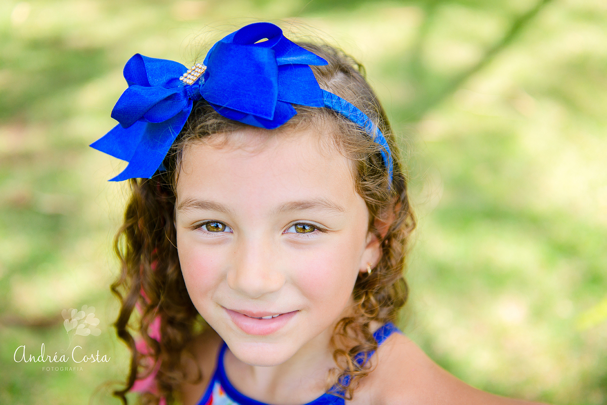 foto da mila com laço azul em ensaio familia, por Andréa Costa