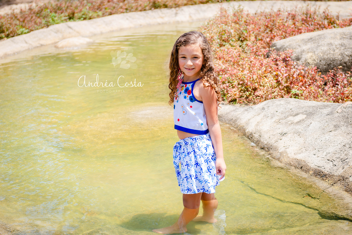 mila dentro do lago na Barra da Tijuca, por Andréa Costa