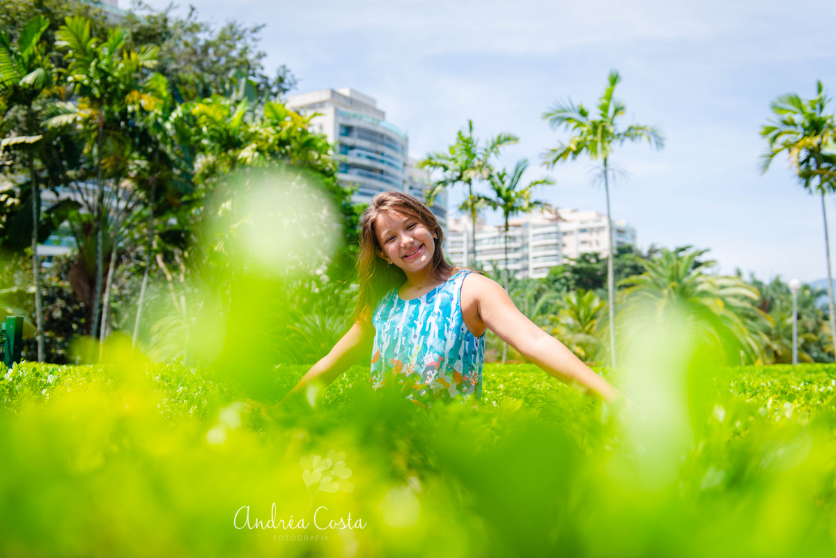 manu de braços aberto em lugar com bastante árvores no Rio de Janeiro, por Andréa Costa