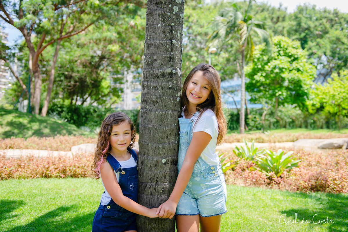 irmãs abraçadas em seu book infantil na Barra da Tijuca 