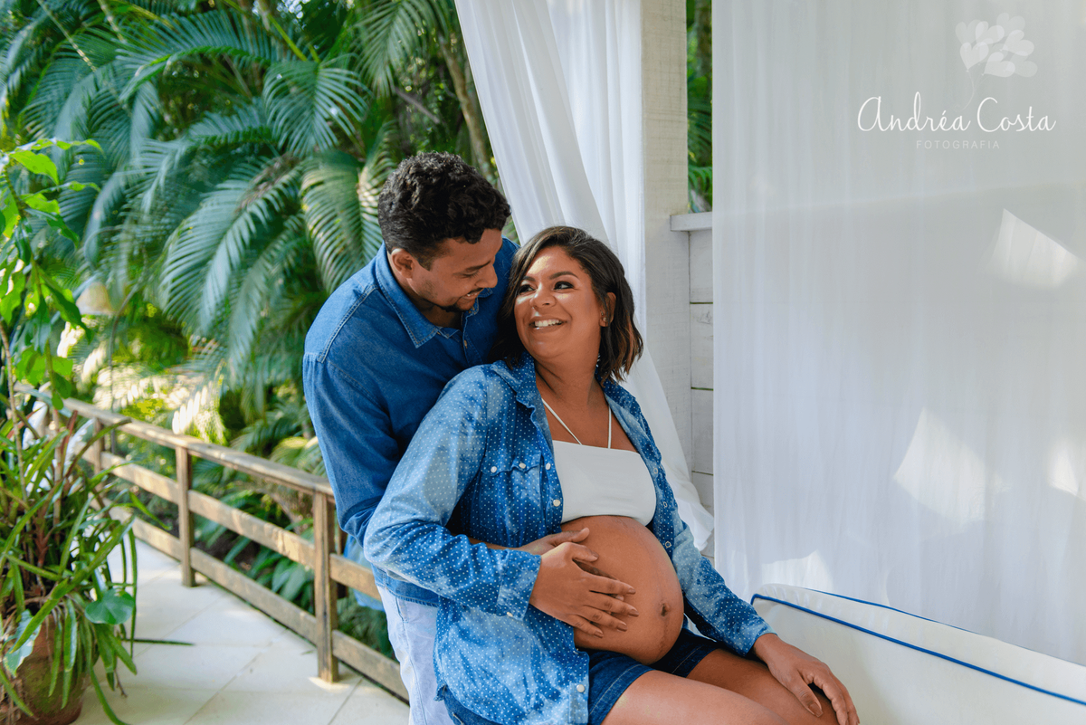 casal se olhando feliz esperando o benjamim em ensaio profissional realizado o Rio de Janeiro, por Andréa Costa