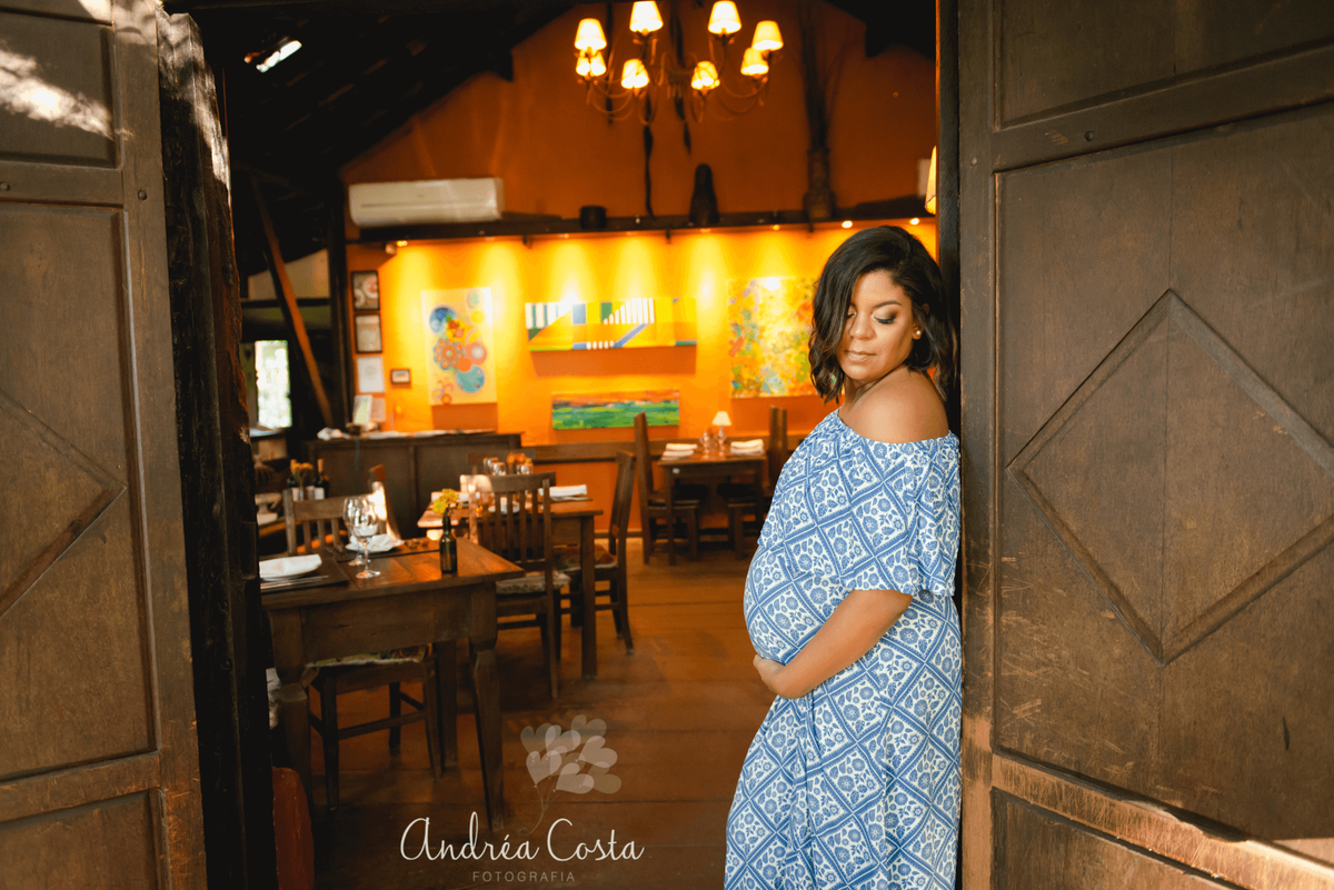 linda gestante em pose feita para a fotografa andrea costa em ensaio profissional, por Andréa Costa