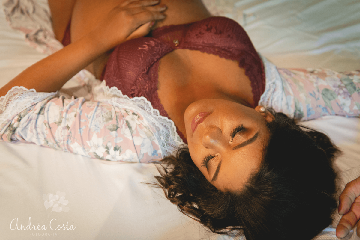 mamãe deitada de olhos fechados em lindo ensaio gestante, por Andréa Costa