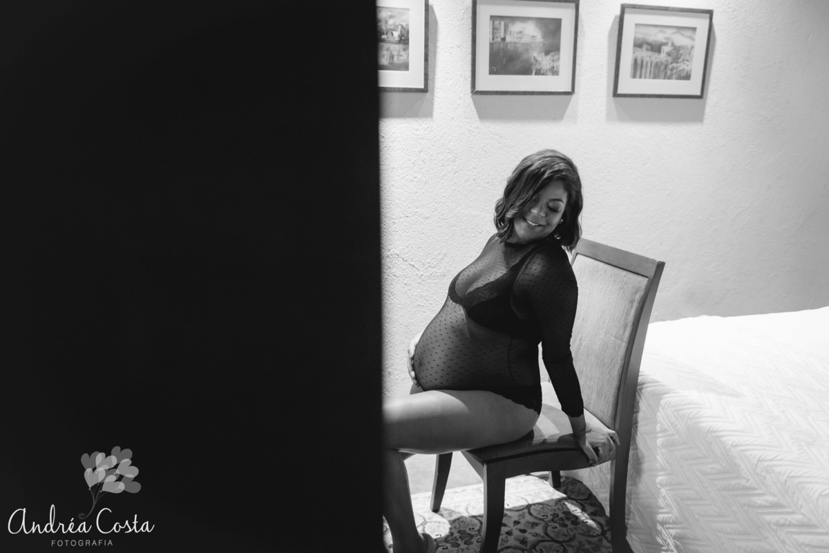 foto em preto e branco da gestante esperando o Benjamim, por Andréa Costa