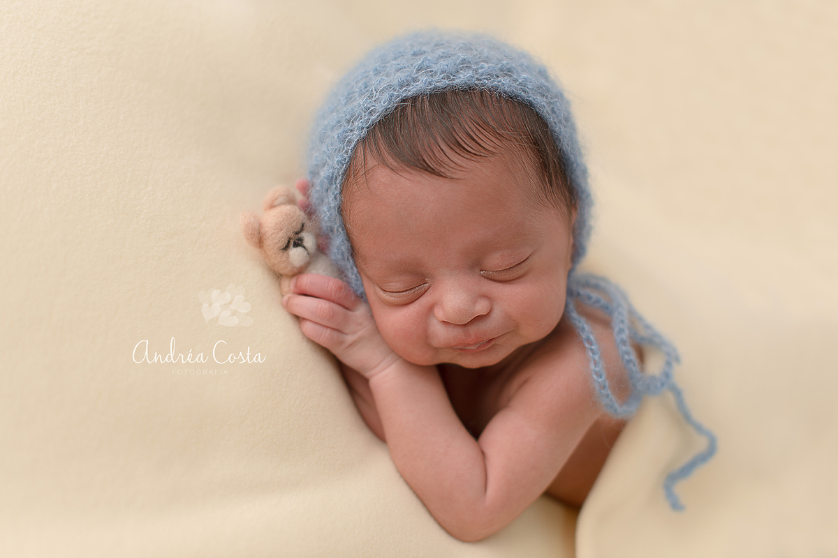 benjamim com 11 dias abraçando o ursinho para book newborn no rio e janeiro, por Andréa Costa
