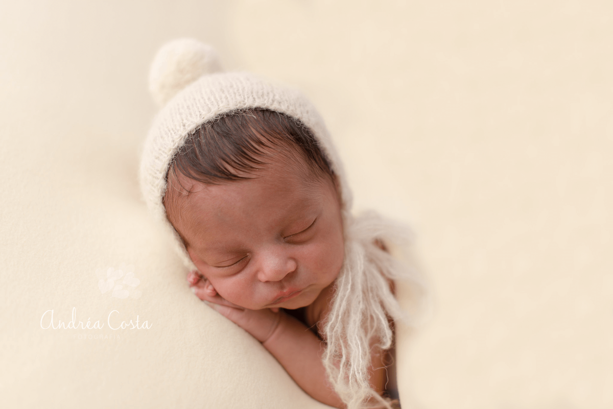 benjamim na manta amarela com touquinha bege em ensaio newborn Rio de Janeiro, por Andréa Costa