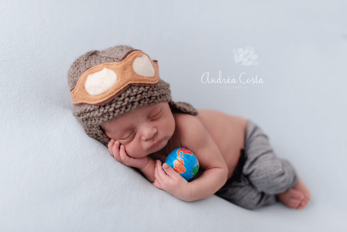 benjamim com touca de aviador em seu ensaio newborn na casa da cliente feito por Andréa Costa