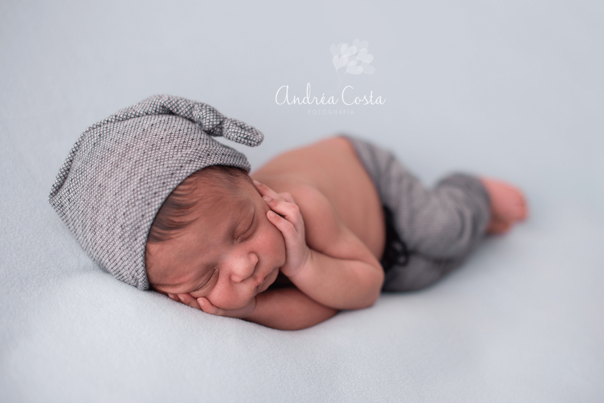 bebezinho com a s mãos na bochecha em pose realizada pela fotógrafa andréa costa, no Rio de Janeiro