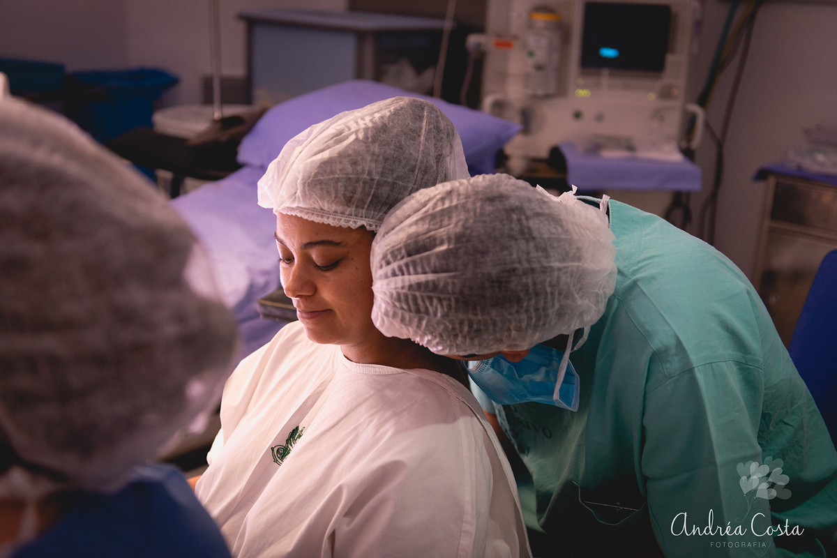 Papai beijando a mamãe dentro da sala de parto da maternidade São José no Rio de Janeiro, por Andréa Costa