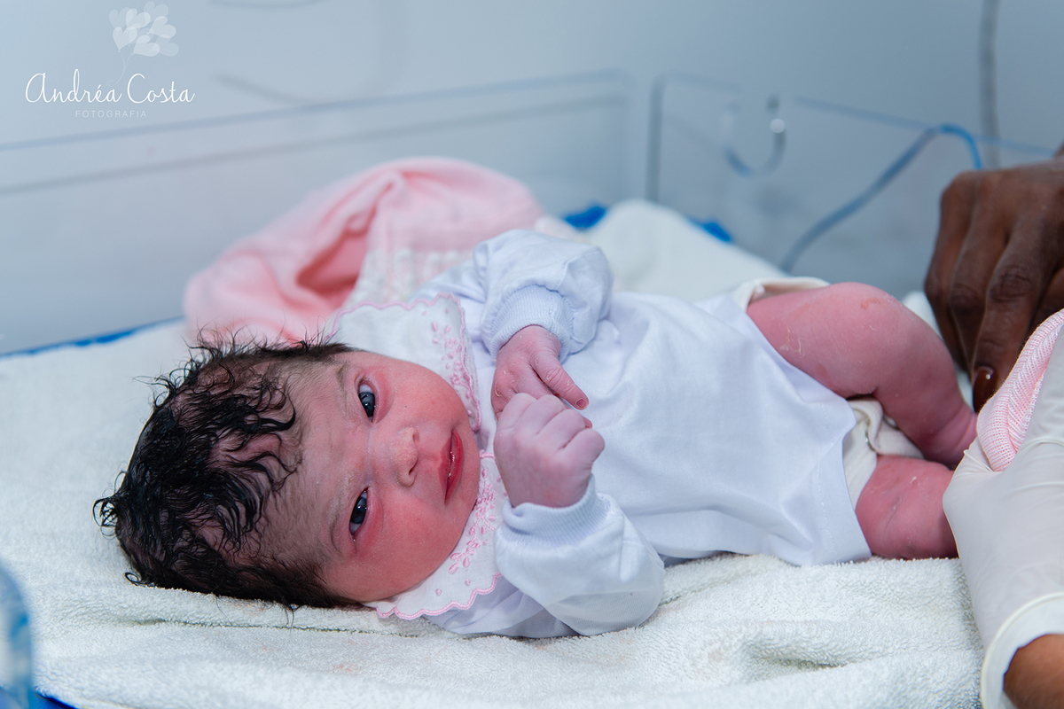 Maria Fernanda logo após o nascimento com a sua primeira roupinha, por Andréa Costa