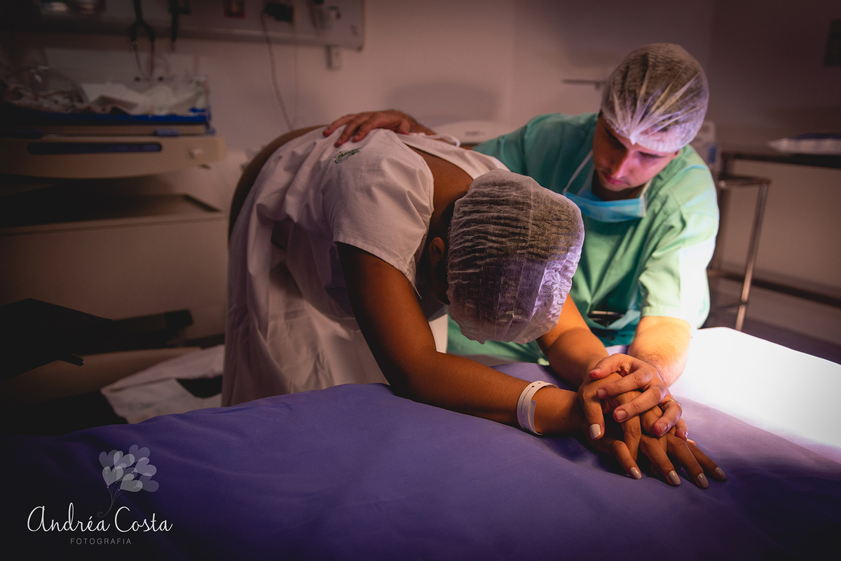 Pai dando apoio a gestante no momento do nascimento da Maria Fernanda, por Andréa Costa