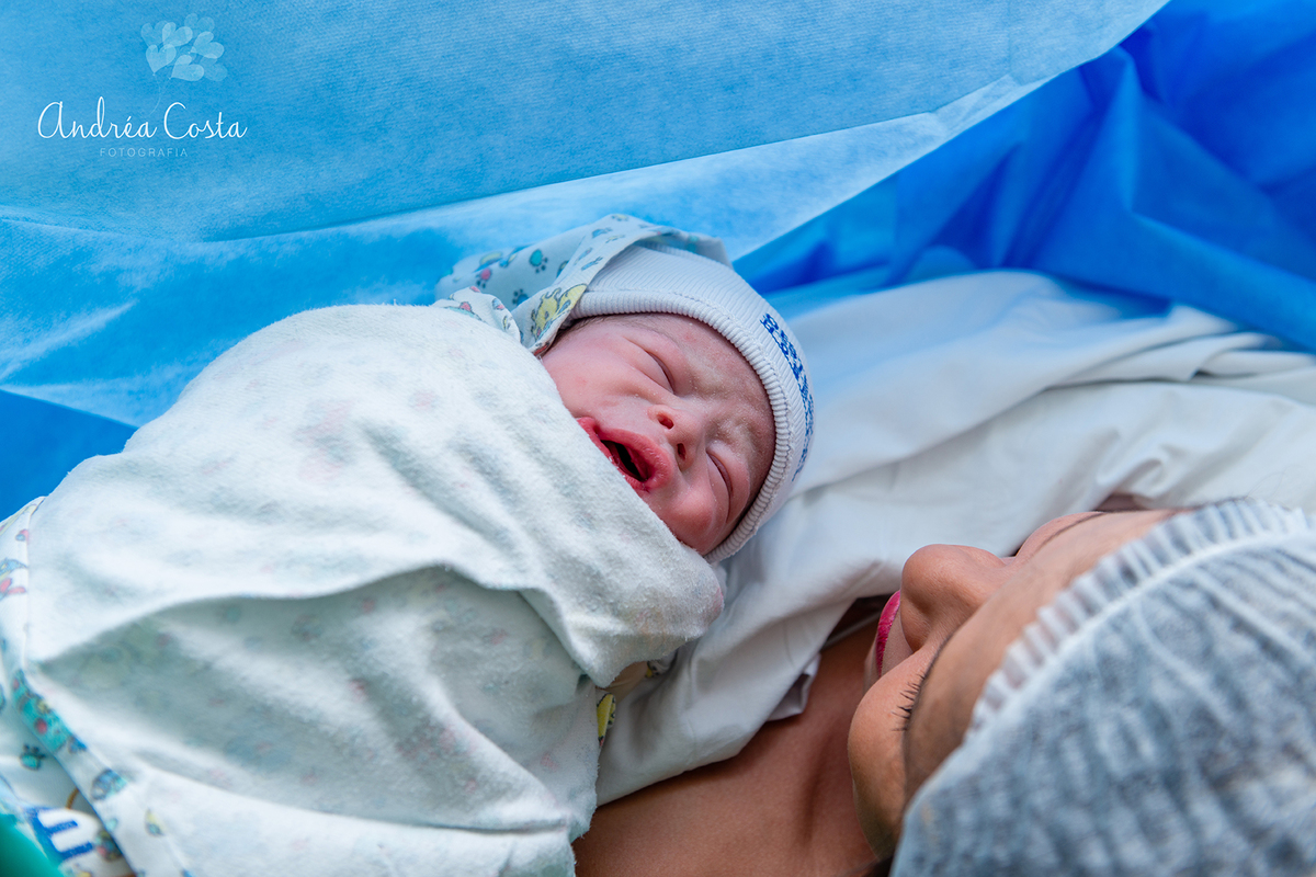 Benjamim no colo da mamãe logo após o seu nascimento, por Andréa Costa