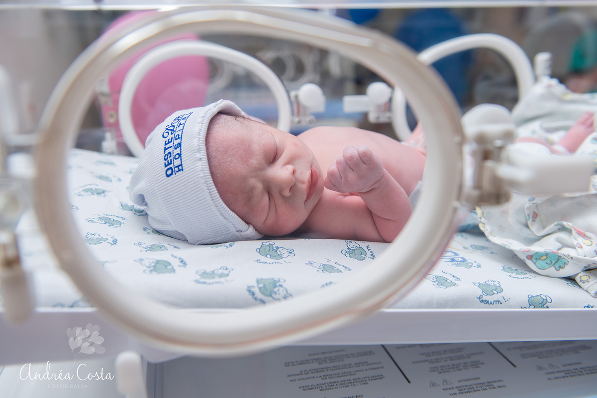 Benjamim no berçário da maternidade no Rio de Janeiro, por Andréa Costa