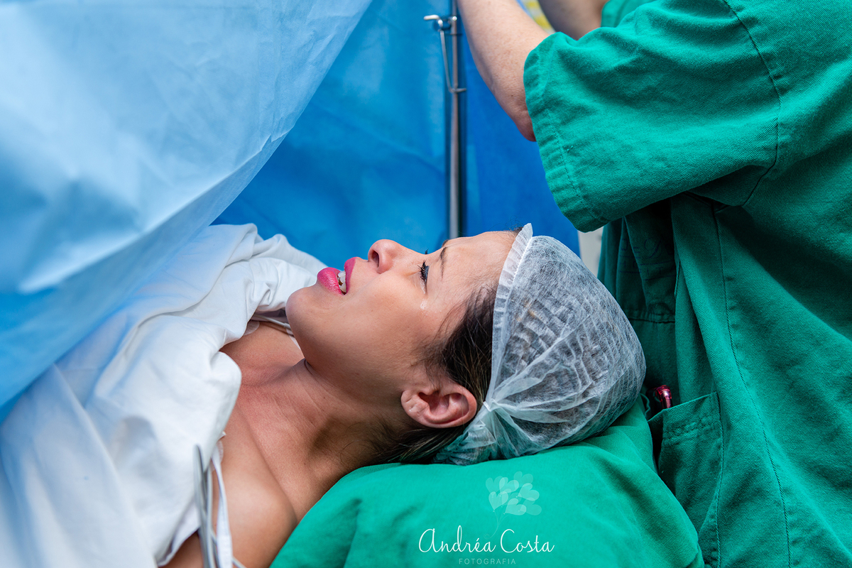 Mamãe chorando emocionada com o nascimento do seu filho Benjamim, por Andréa Costa