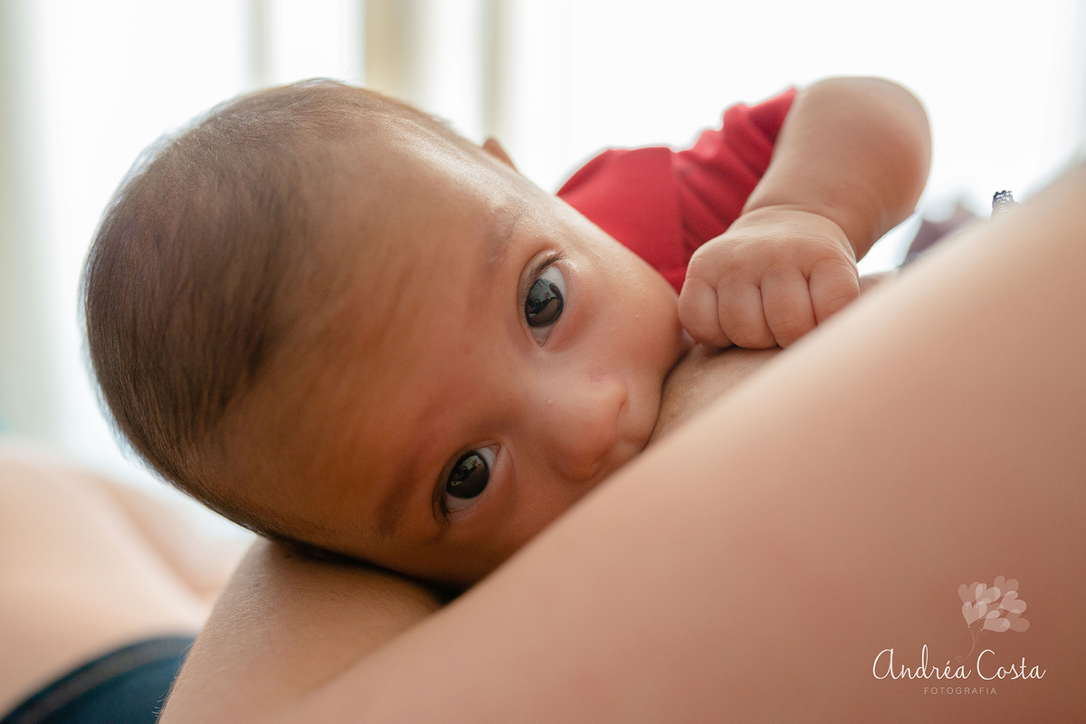 Enriko mamando e olhando para a câmera