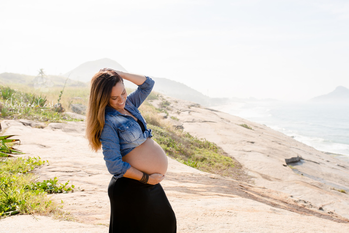 gestante linda esperando a chegada do bebê em lindo ensaio na praia da barra da tijuca