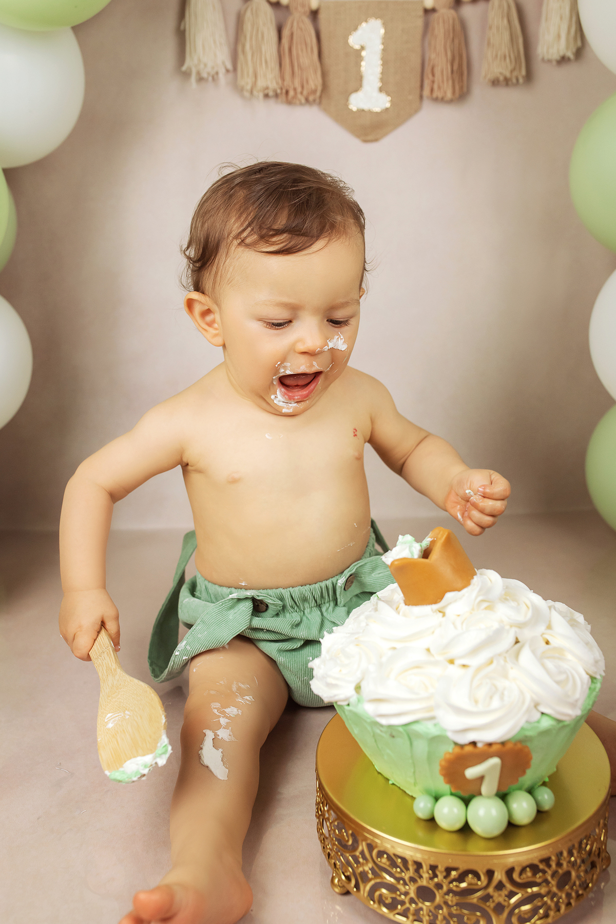 smash_the_cake_sessao_smash_the_cake_fotografia_smash_the_cake_primeiro_aniversario_bebe_sessao_aniversario_bebe_bolo_aniversario_bebe_cake_smash_baby_primeiro_ano_bebe_fotografia_aniversario_bebe_bebe_com_bolo_baby_cake_smash_sessao_1_ano_bebe_festa_prim