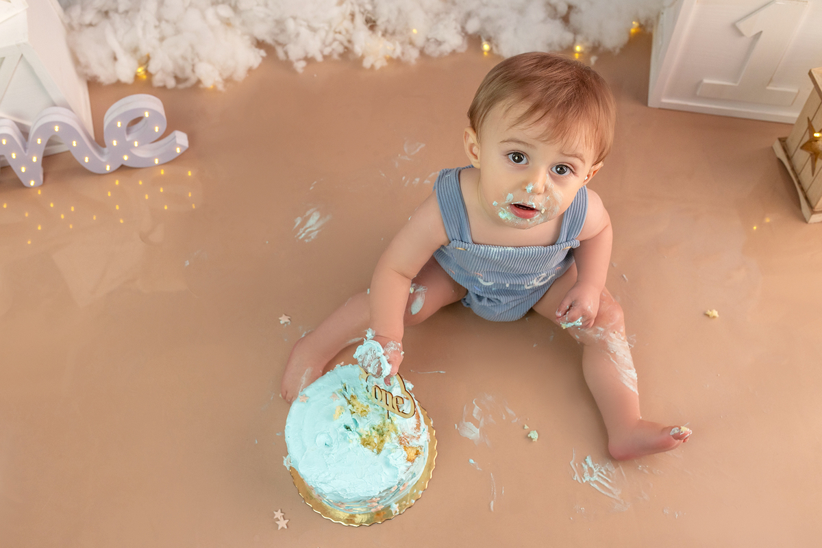 smash_the_cake_sessao_smash_the_cake_fotografia_smash_the_cake_primeiro_aniversario_bebe_sessao_aniversario_bebe_bolo_aniversario_bebe_cake_smash_baby_primeiro_ano_bebe_fotografia_aniversario_bebe_bebe_com_bolo_baby_cake_smash_sessao_1_ano_bebe_festa_prim