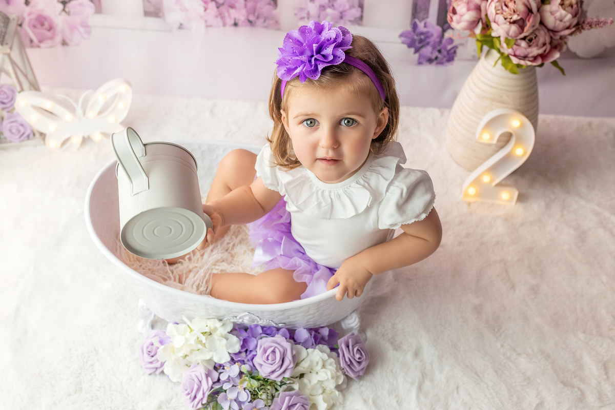 sessao_2_anos sessao_estudio fotografia_bebe fotografia_infantil ensaio_infantil menina_2_anos retrato_infantil fotos_em_estudio momentos_unicos alegria espontaneidade crianca_fofa cores_suaves luz_natural fotografo_portugal fotografo_infantil memórias_pa