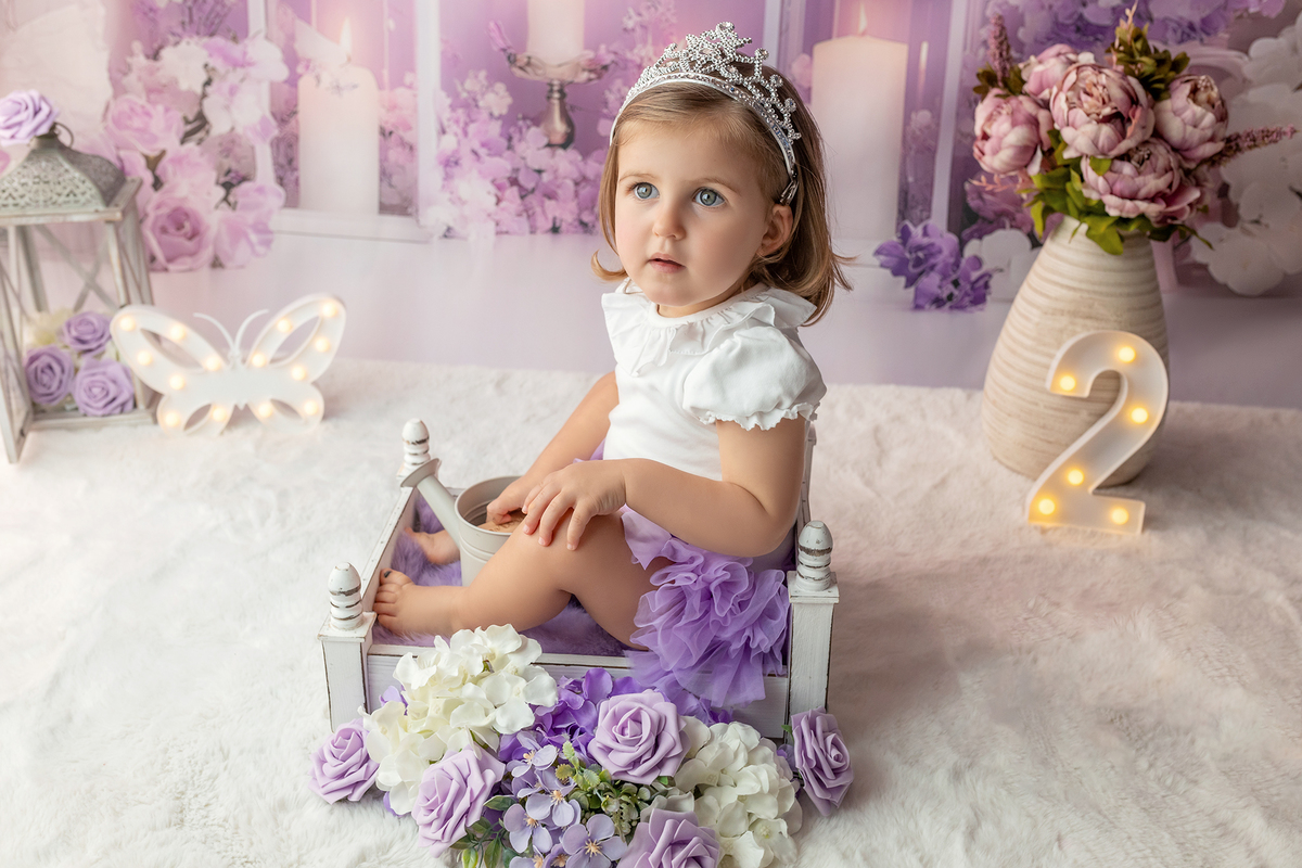 sessao_2_anos sessao_estudio fotografia_bebe fotografia_infantil ensaio_infantil menina_2_anos retrato_infantil fotos_em_estudio momentos_unicos alegria espontaneidade crianca_fofa cores_suaves luz_natural fotografo_portugal fotografo_infantil memórias_pa
