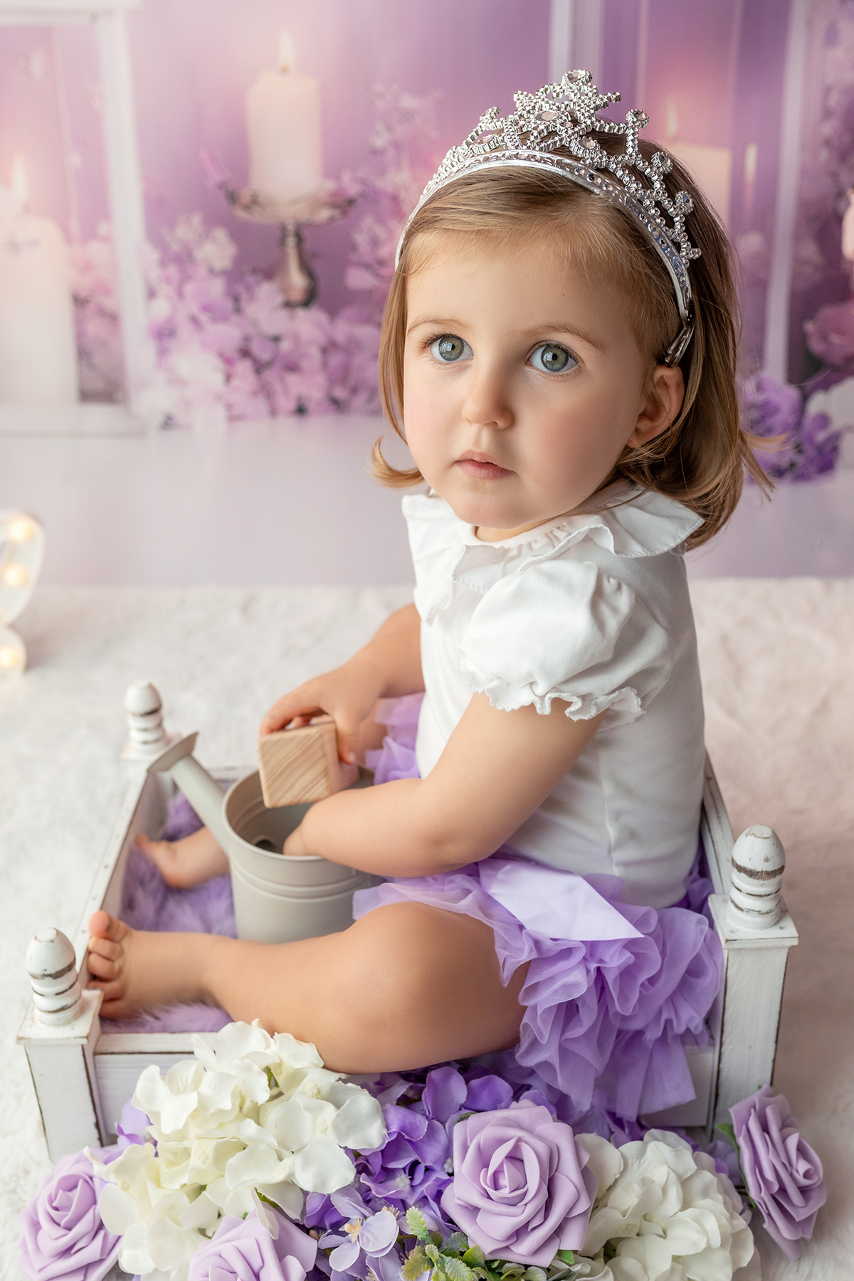 sessao_2_anos sessao_estudio fotografia_bebe fotografia_infantil ensaio_infantil menina_2_anos retrato_infantil fotos_em_estudio momentos_unicos alegria espontaneidade crianca_fofa cores_suaves luz_natural fotografo_portugal fotografo_infantil memórias_pa