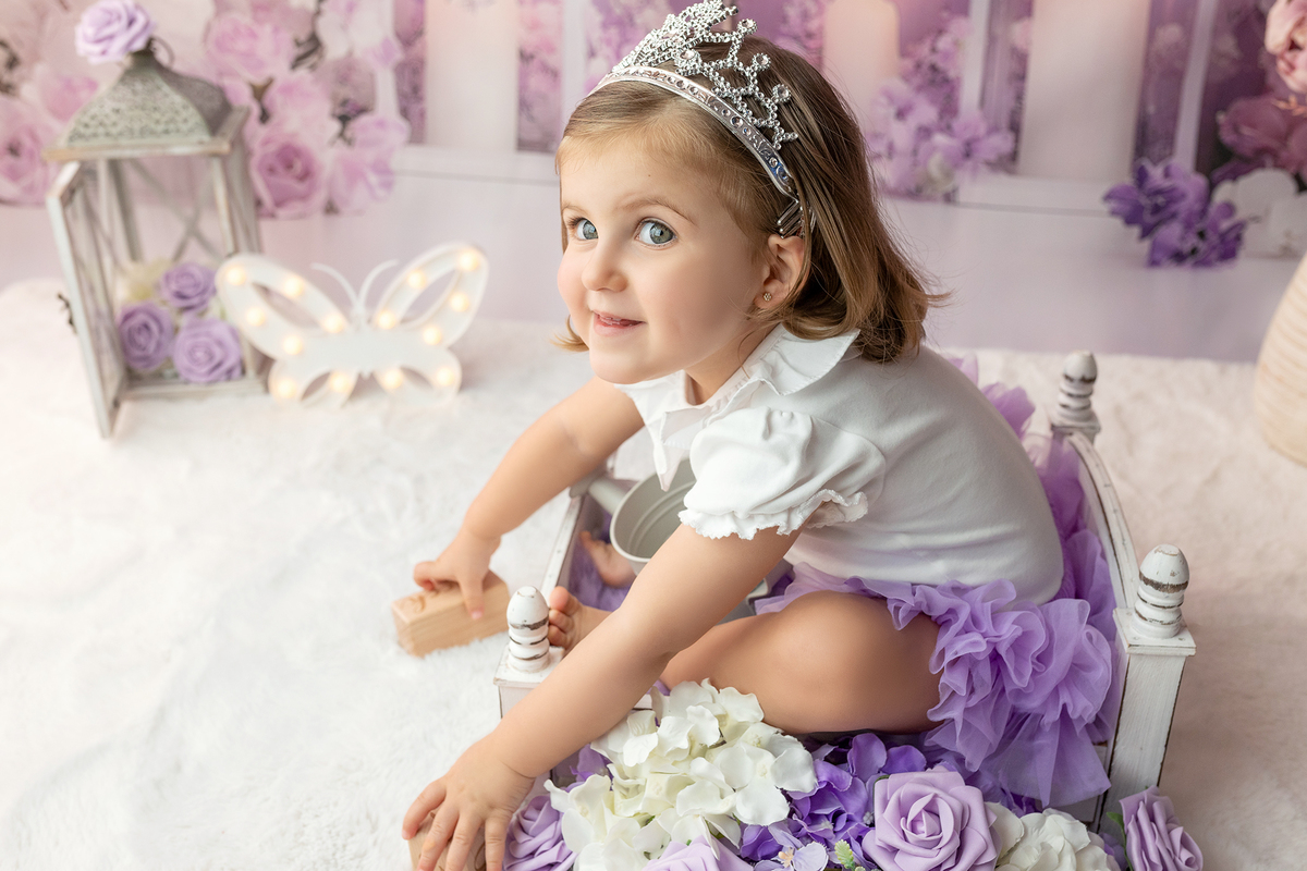 sessao_2_anos sessao_estudio fotografia_bebe fotografia_infantil ensaio_infantil menina_2_anos retrato_infantil fotos_em_estudio momentos_unicos alegria espontaneidade crianca_fofa cores_suaves luz_natural fotografo_portugal fotografo_infantil memórias_pa