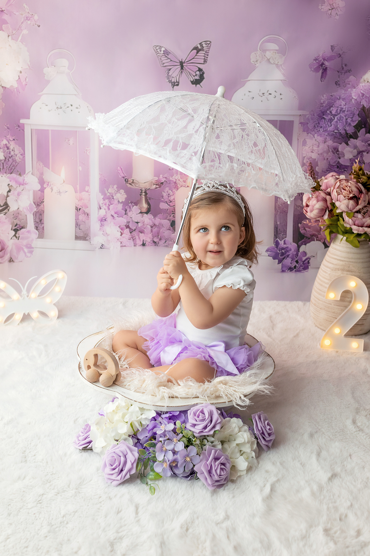 sessao_2_anos sessao_estudio fotografia_bebe fotografia_infantil ensaio_infantil menina_2_anos retrato_infantil fotos_em_estudio momentos_unicos alegria espontaneidade crianca_fofa cores_suaves luz_natural fotografo_portugal fotografo_infantil memórias_pa